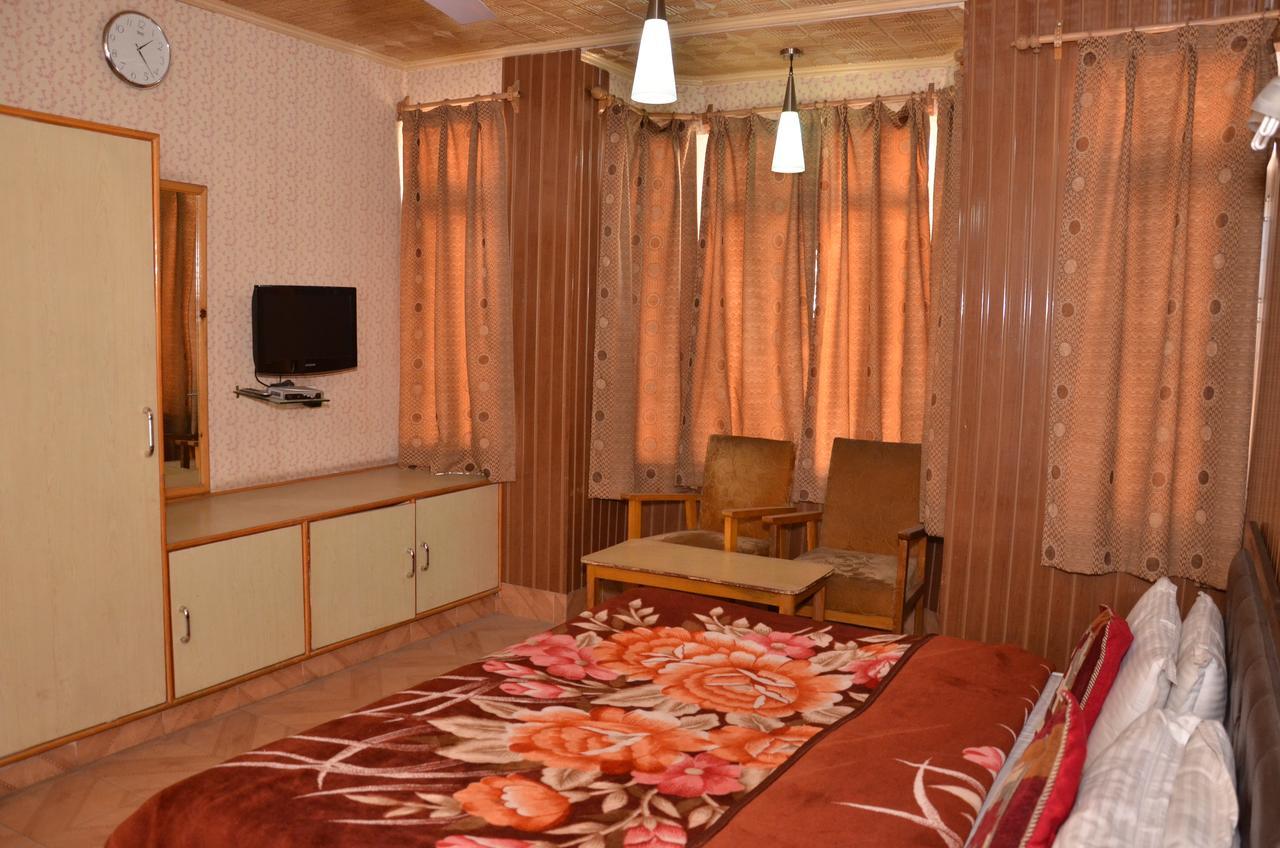 Kaisar Hotel Srinagar  Ngoại thất bức ảnh