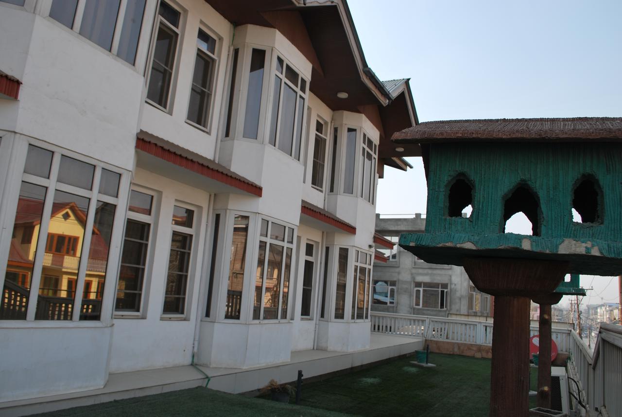 Kaisar Hotel Srinagar  Ngoại thất bức ảnh