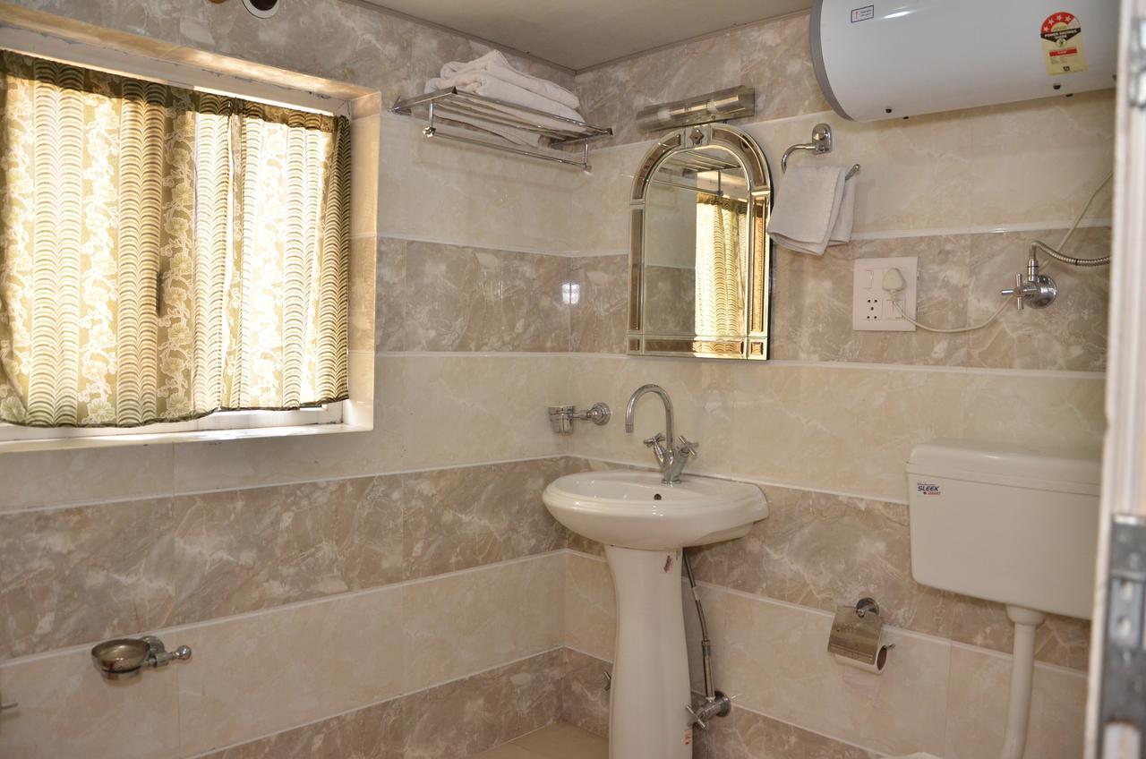 Kaisar Hotel Srinagar  Ngoại thất bức ảnh