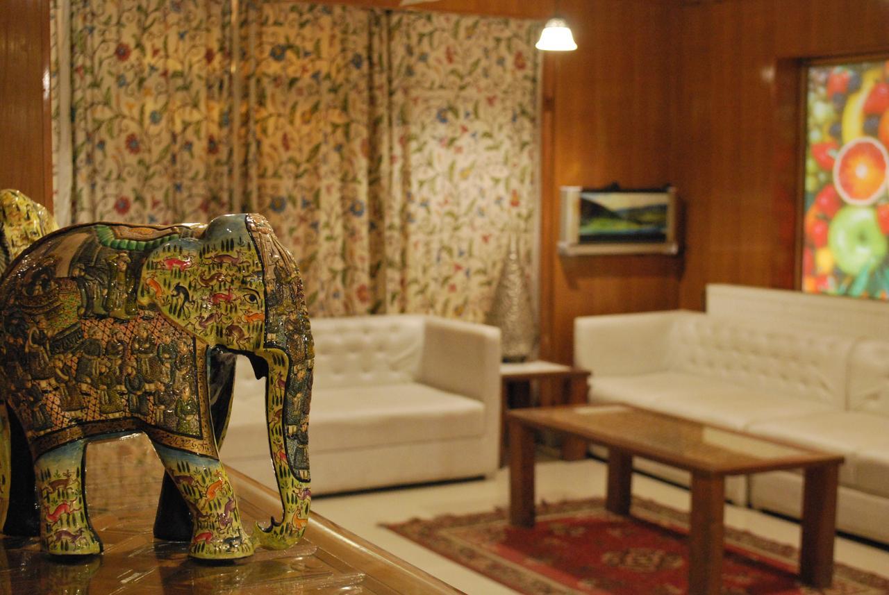 Kaisar Hotel Srinagar  Ngoại thất bức ảnh