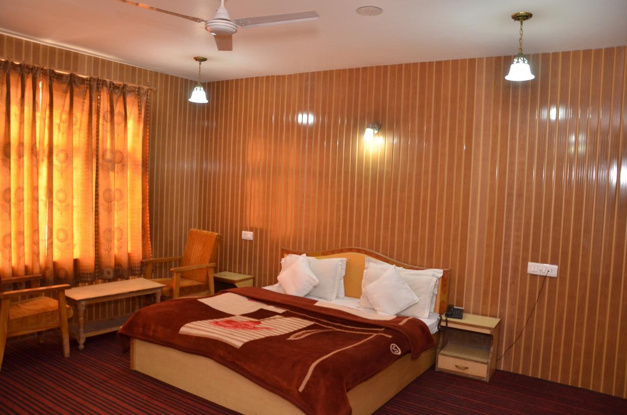 Kaisar Hotel Srinagar  Ngoại thất bức ảnh