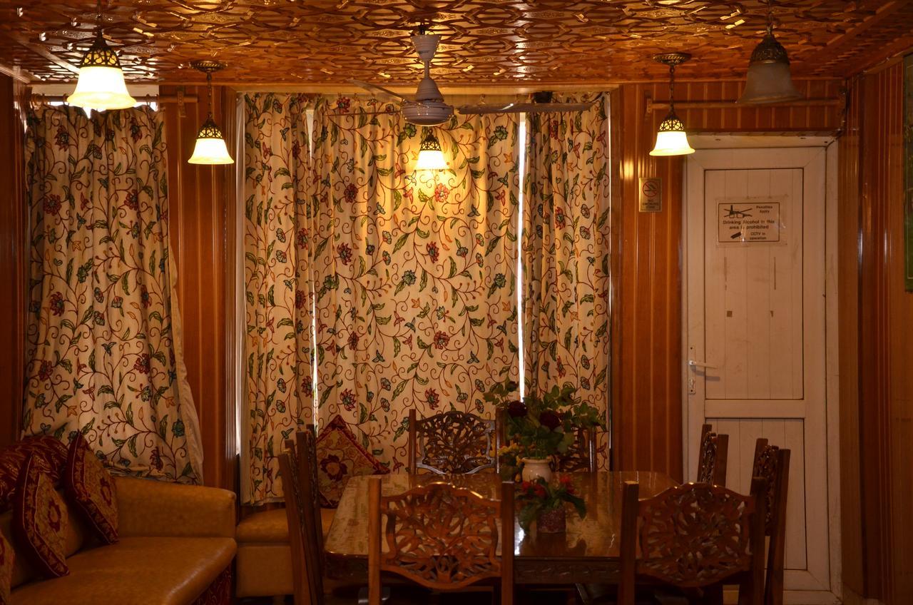Kaisar Hotel Srinagar  Ngoại thất bức ảnh