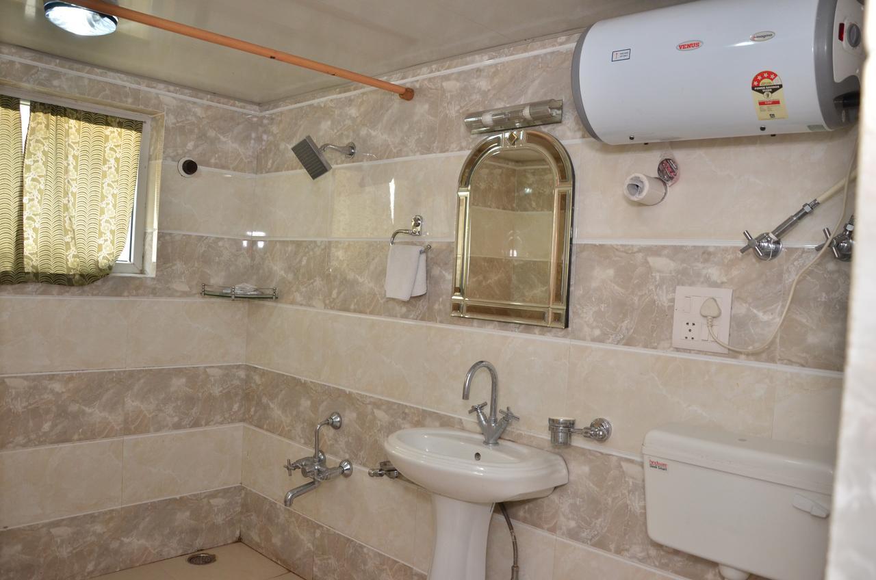 Kaisar Hotel Srinagar  Ngoại thất bức ảnh